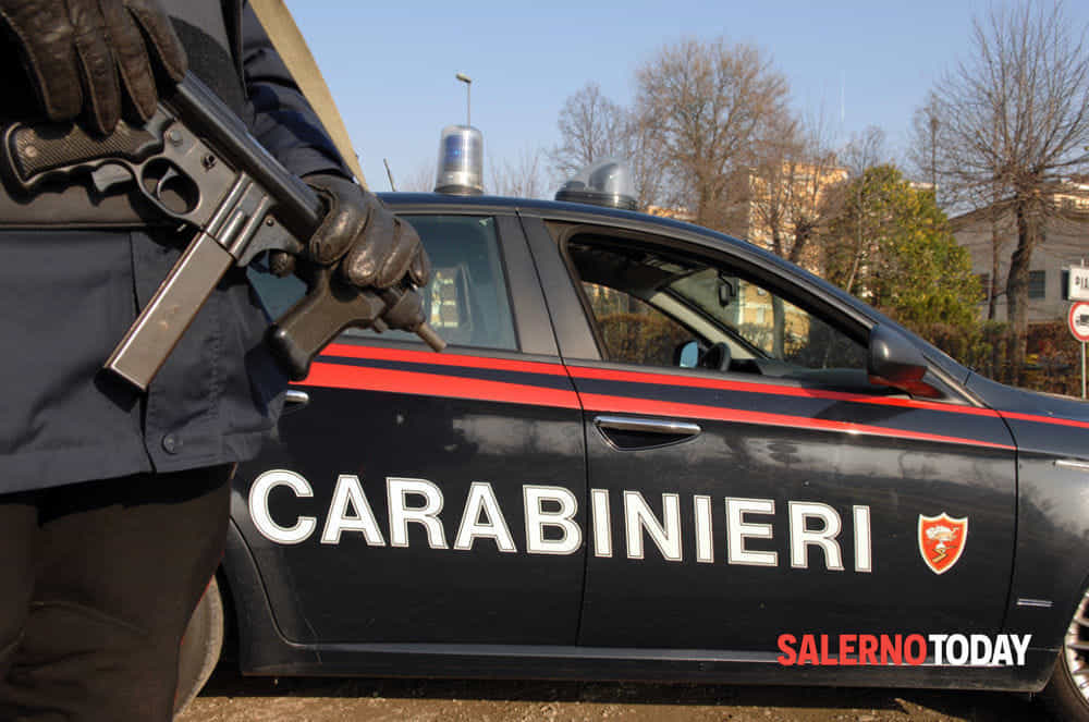 Lettini e sdraio abusivi: blitz dei carabinieri in Costiera, sequestri e denunce
