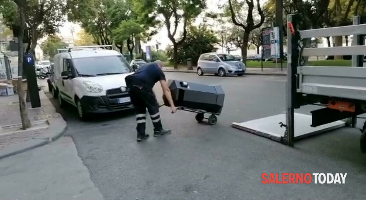 Salerno Pulita, installati i primi dieci cestini tra il Corso e Lungomare Trieste