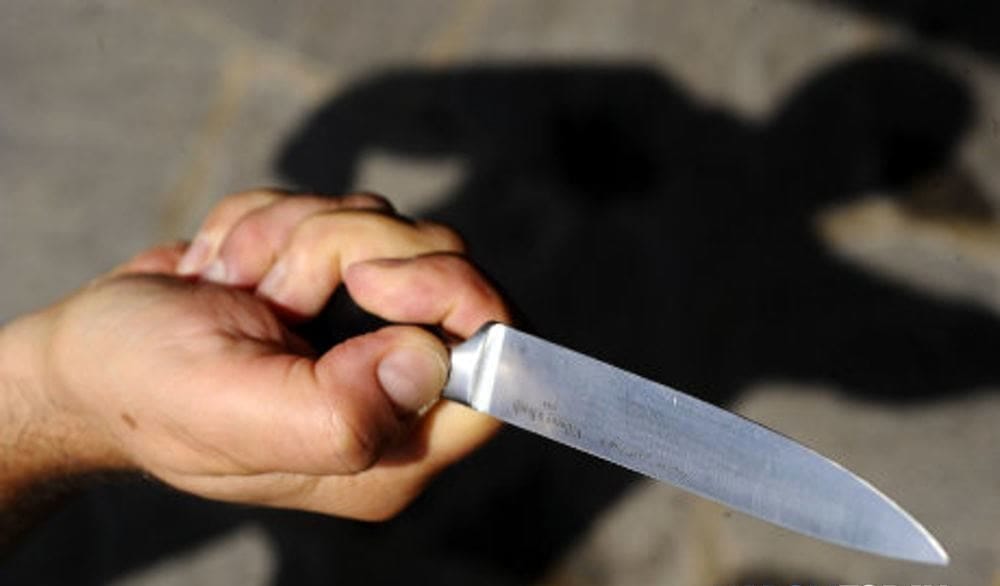 Si barrica in casa armato di coltello, poi aggredisce un carabiniere: bloccato 57enne a Polla