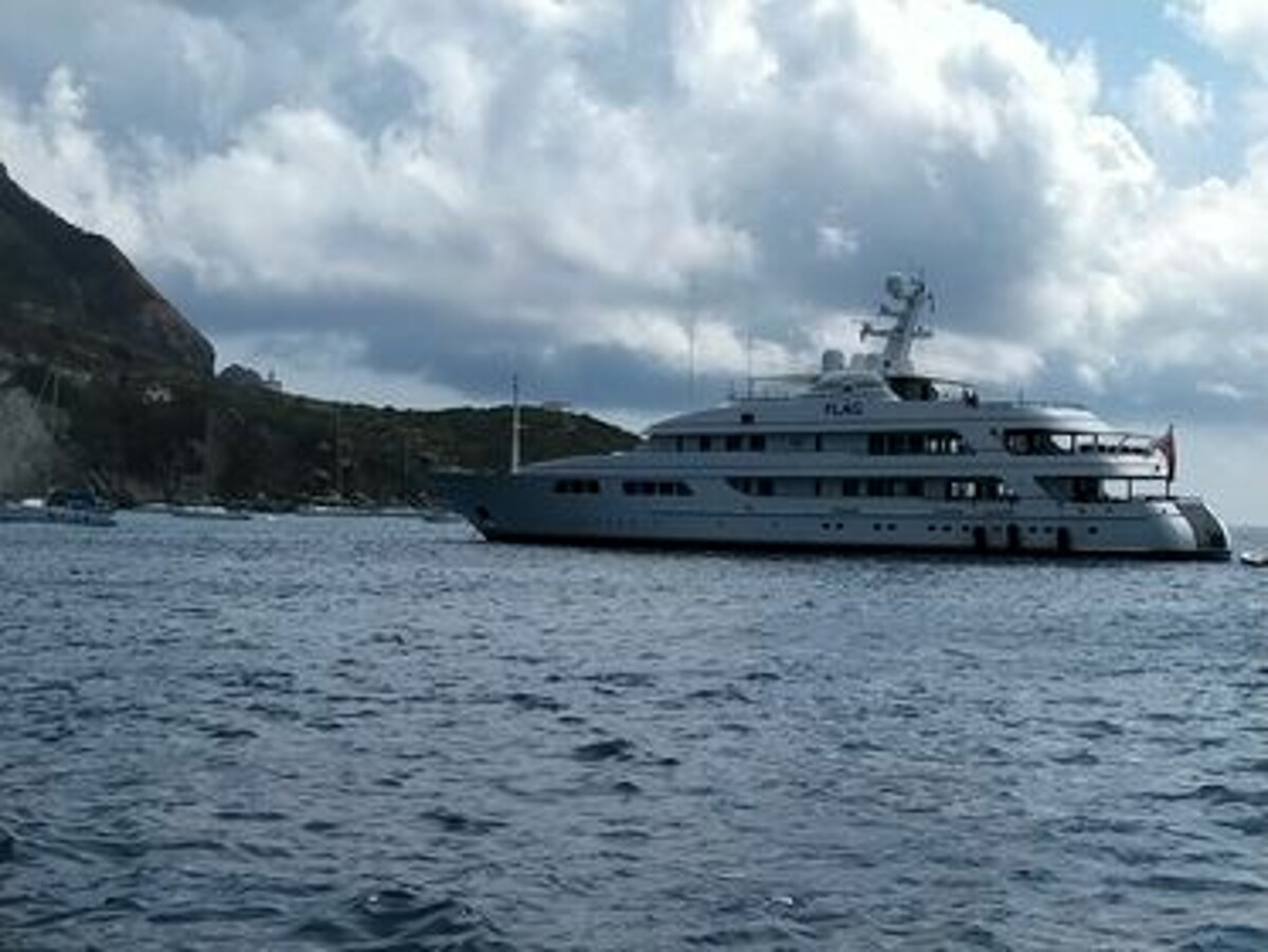 Tursimo di lusso in Costiera: spunta “Flag”, lo yacht di Tommy Hilfiger