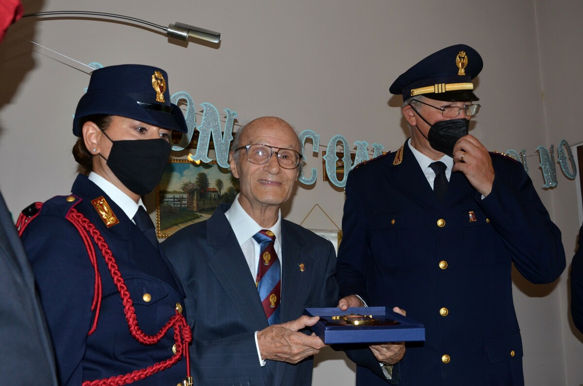 “Tanti auguri a Gaetano Borrelli”: la Polizia festeggia il suo agente centenario