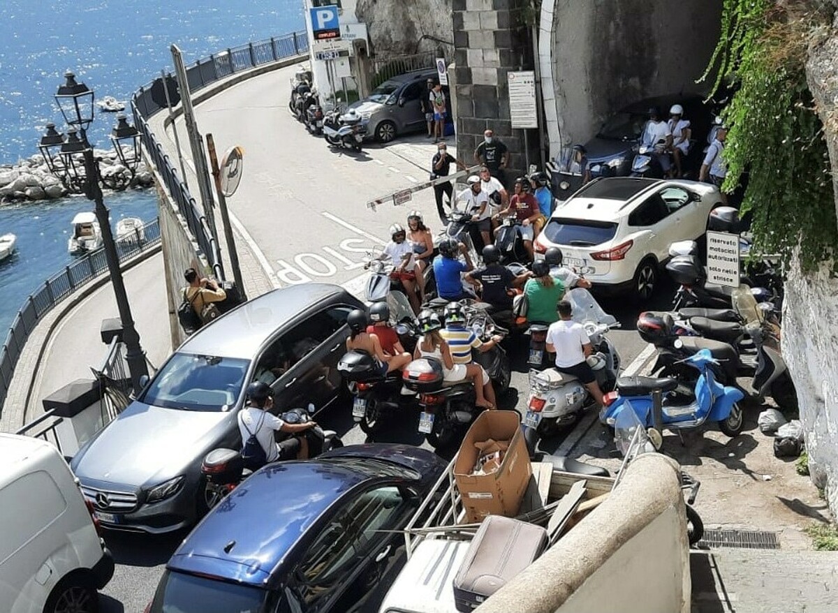 Traffico in tilt sulla Statale Amalfitana: ingorgo ad Atrani, protestano gli automobilisti