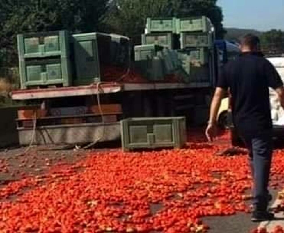 Un camion perde casse di pomodori a Pagani: traffico in tilt