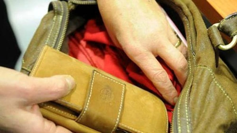 Entra in casa di un’anziana per rubarle il portafoglio: arrestato 19enne a Siano