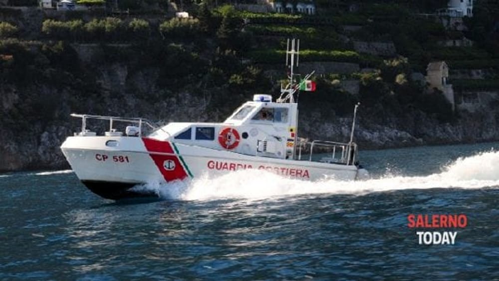 Barca a vela si arena sulla spiaggia del lido a Capaccio: sanzioni per i turisti