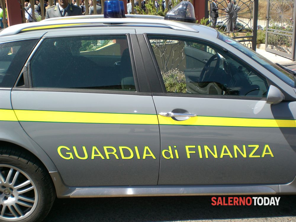 Lettini e ombrelloni abusivi a Salerno: blitz della Guardia di Finanza e Capitaneria di Porto