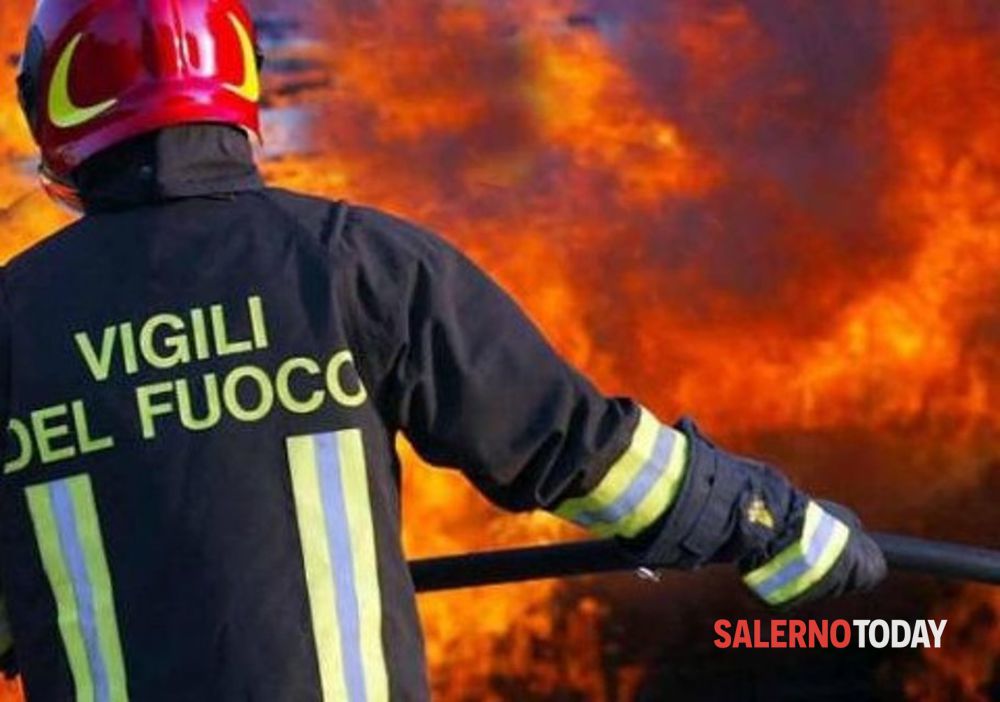 Paura a Sarno: brucia un capannone, corrono i vigili del fuoco
