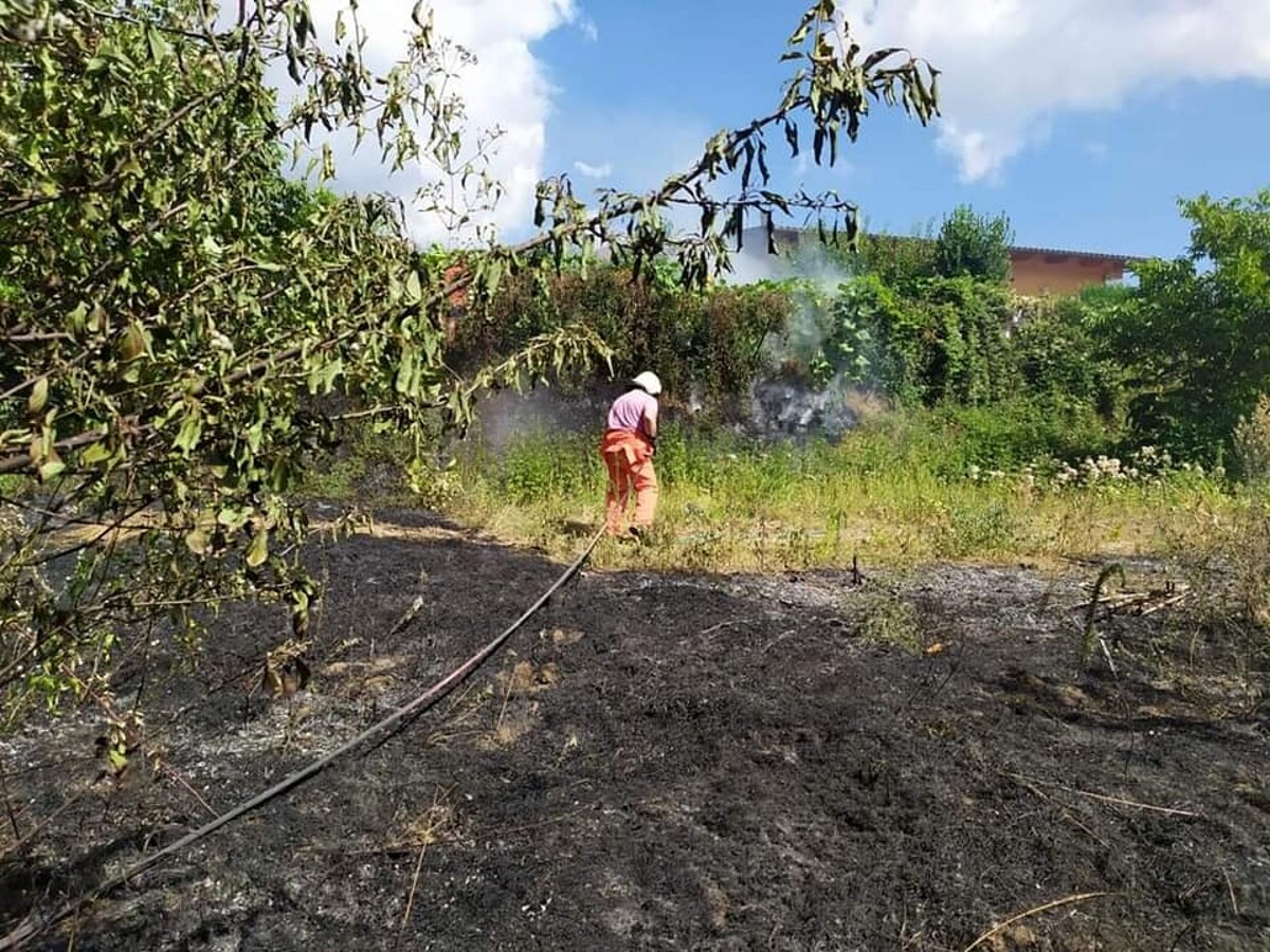 Incendia terreno incolto a Cava de’ Tirreni: multato il proprietario