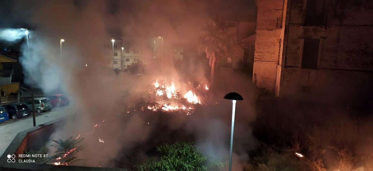 Incendio in un terreno a Pellezzano: interviene la Protezione Civile
