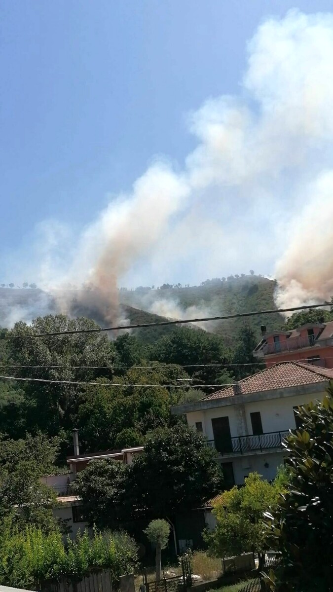 Due incendi in poche ore sulle montagne di Baronissi: spaventati i residenti