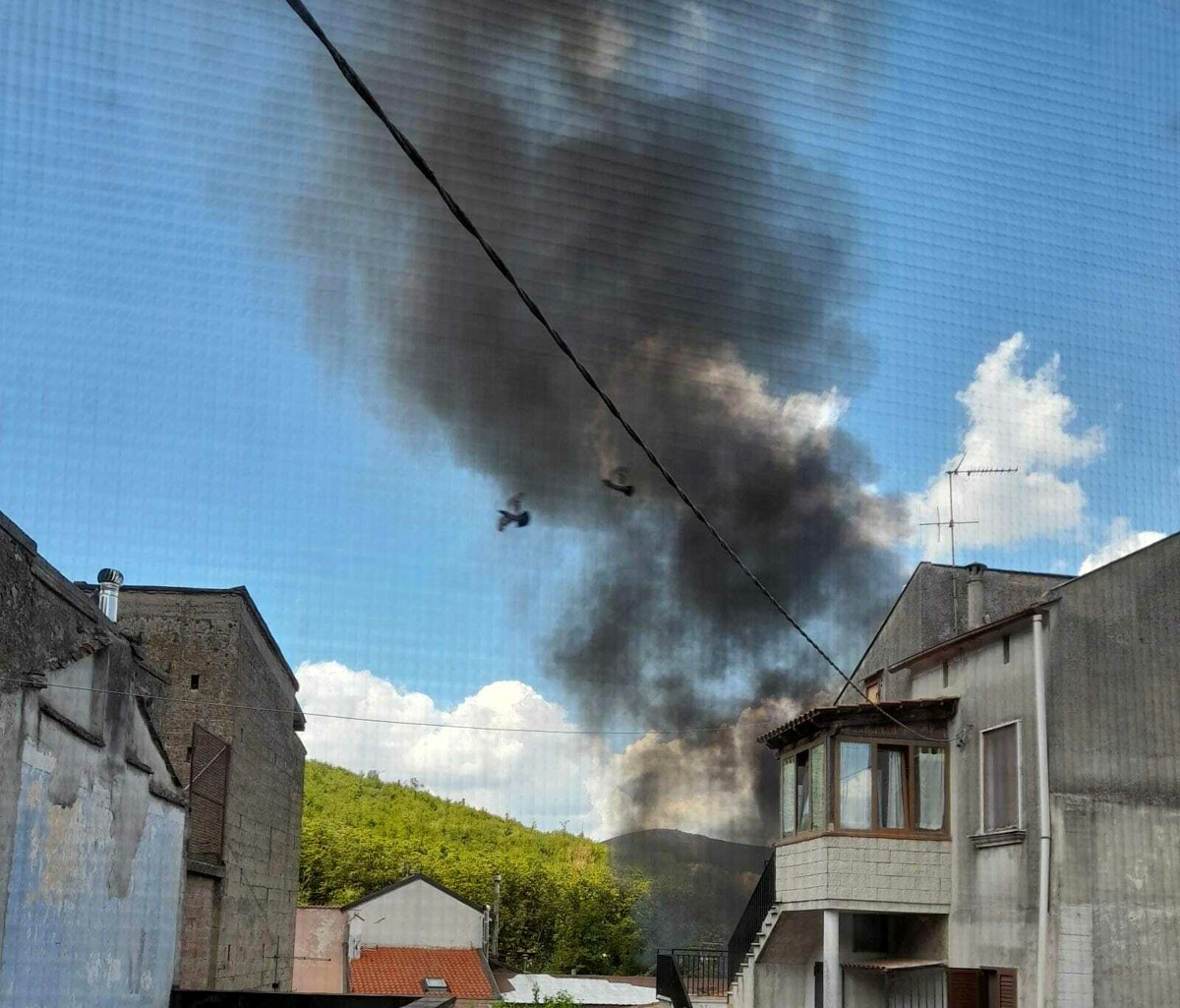 Incendio a Spiano: fuoco e fiamme nei pressi del deposito camion