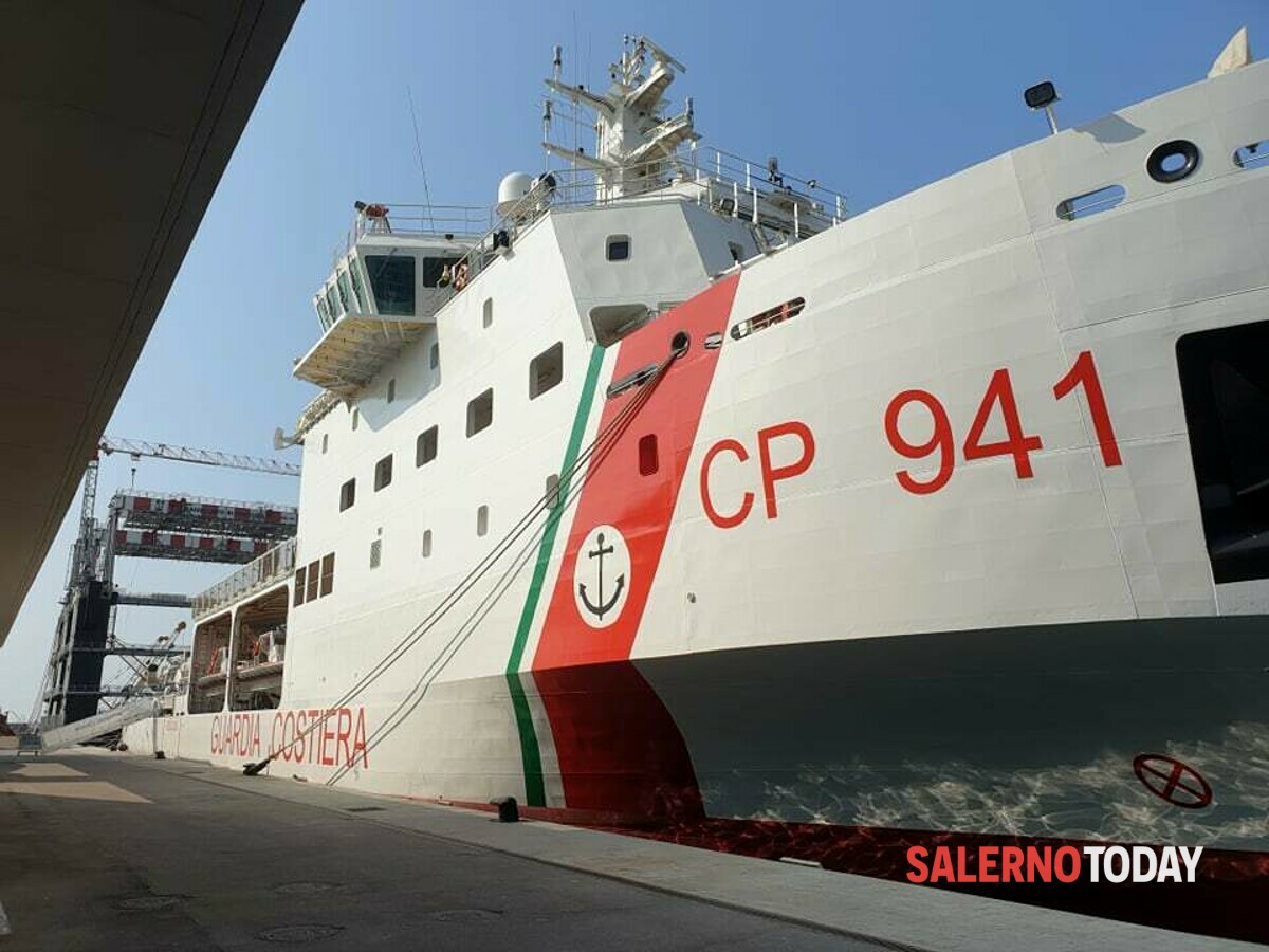 La nave Diciotti della Guardia Costiera fa scalo a Salerno: tanta curiosità
