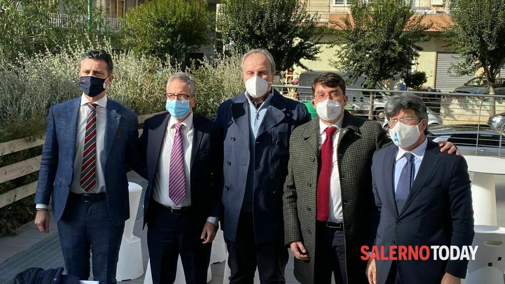 Salerno sporca, i consiglieri di Oltre: “Cestini comprati ma fermi in deposito in attesa del prossimo spot”