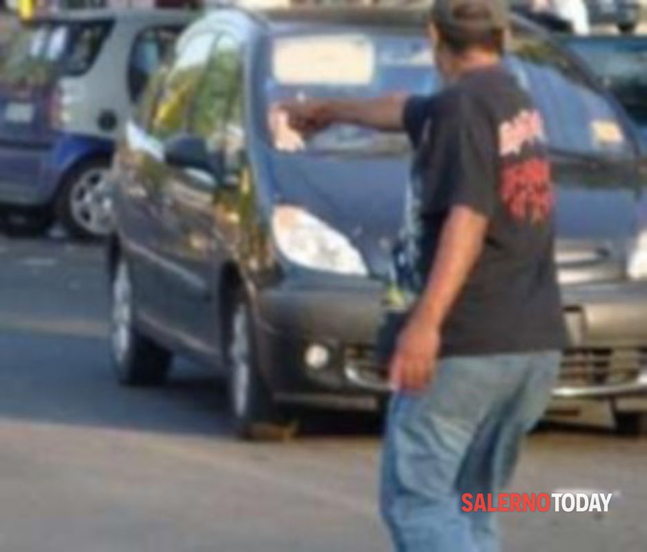 “Devi darmi i soldi”, infastidisce automobilista a Sapri: Daspo e multa per un parcheggiatore abusivo