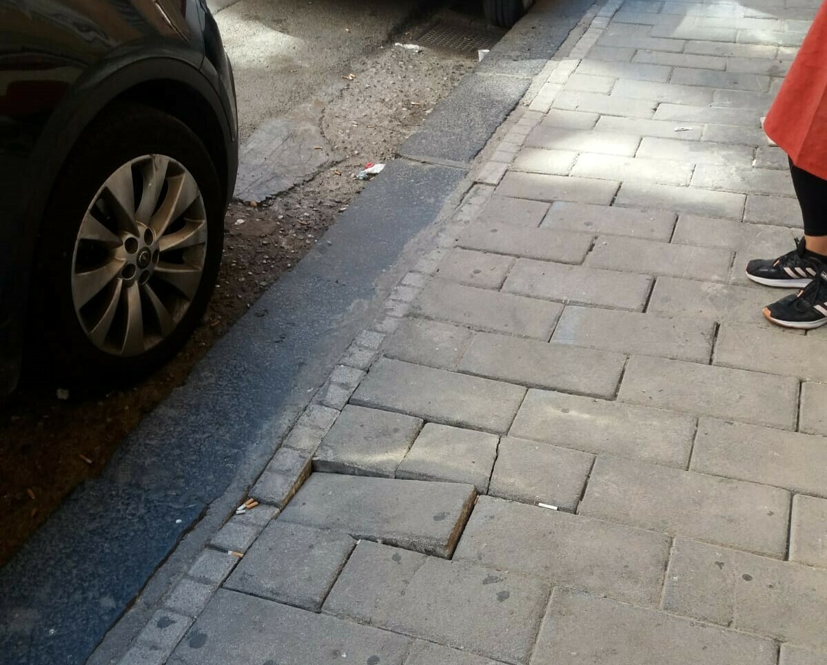 Pavimentazione dissestata a Salerno, pericolo cadute: la denuncia dei residenti