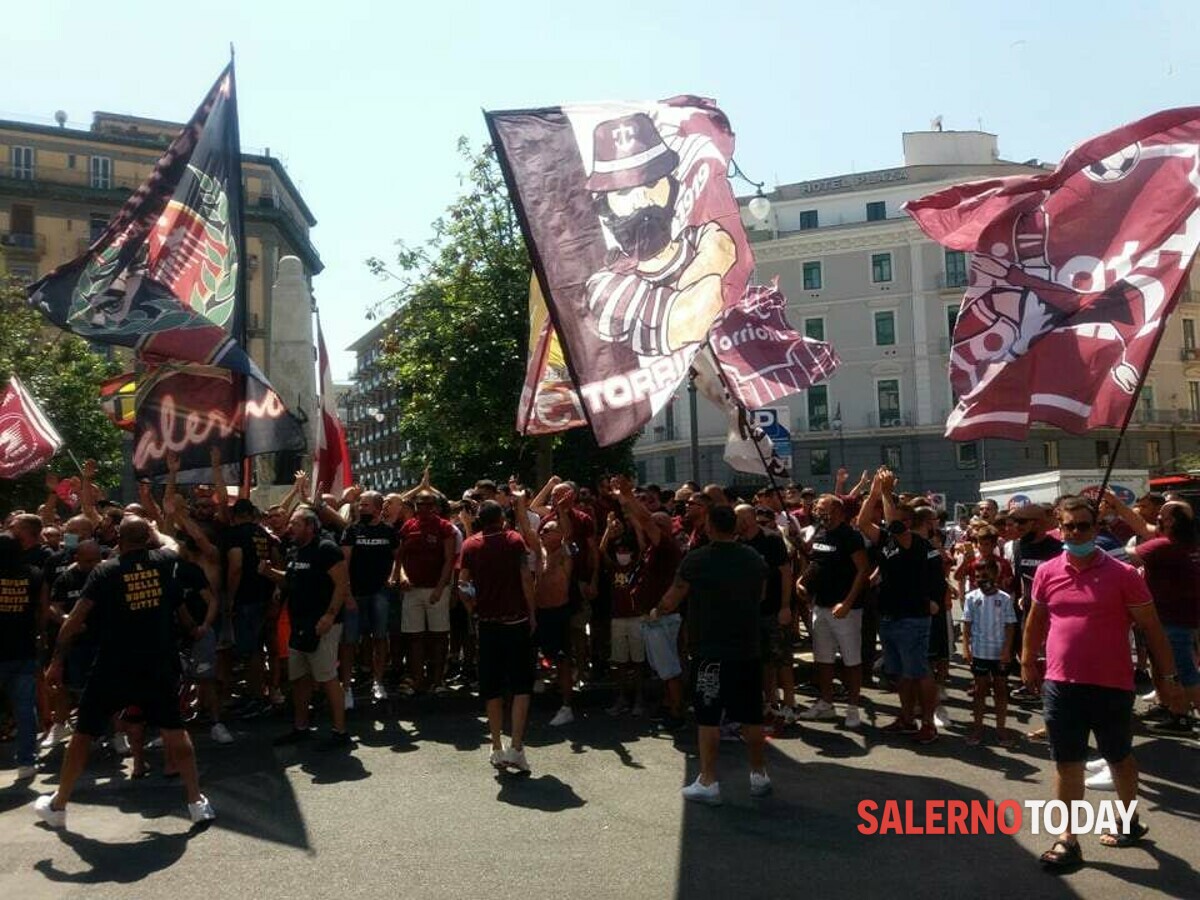 “Ti abbiam seguito per l’Italia intera”: l’abbraccio degli ultras granata alla Salernitana