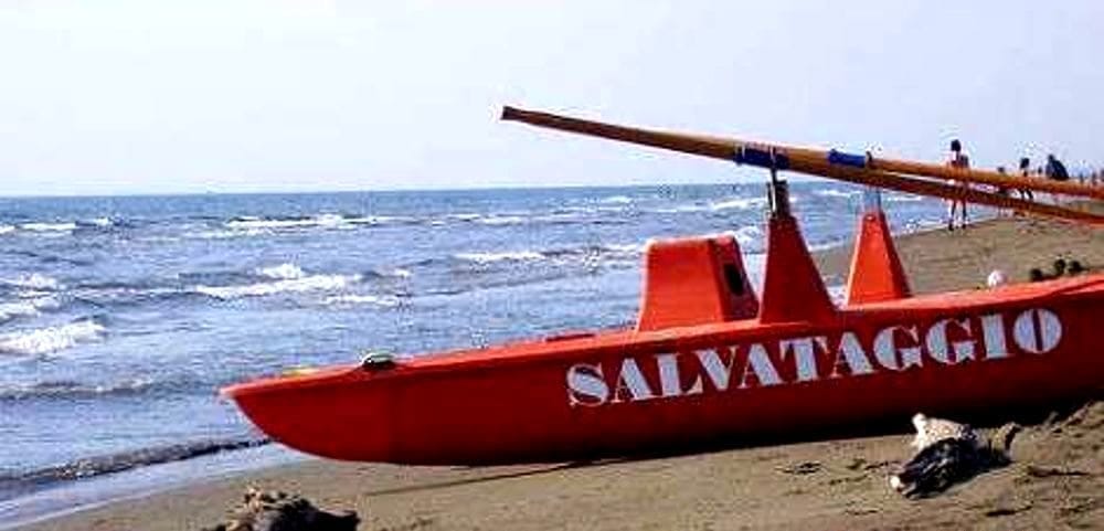 Bimbo trascinato a largo della onde a Castellabate: salvato da bagnino