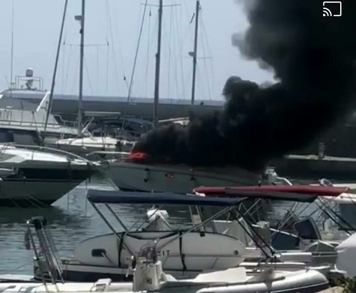Barca in fiamme nel porto di Policastro: uomo ustionato in ospedale