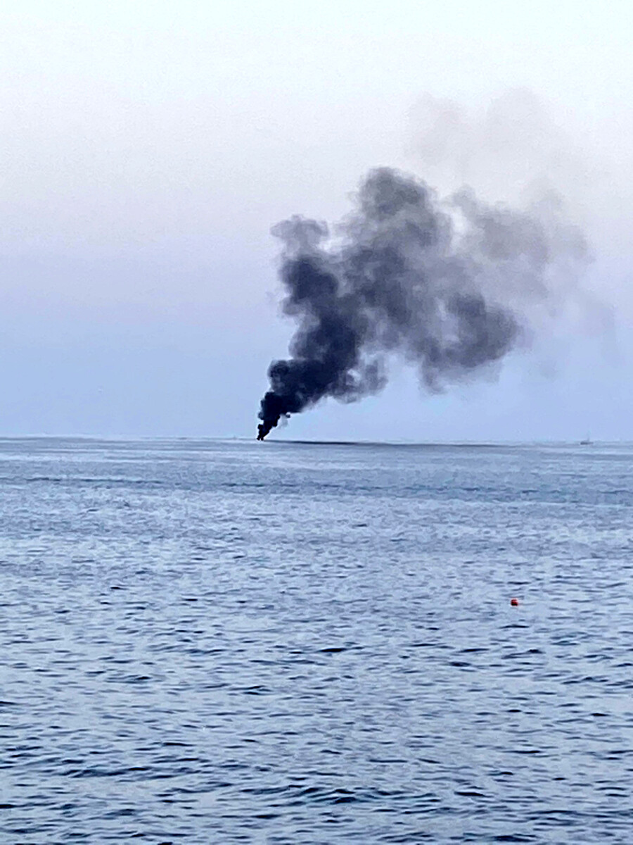Fumo nero al largo di Acciaroli: a fuoco una barca