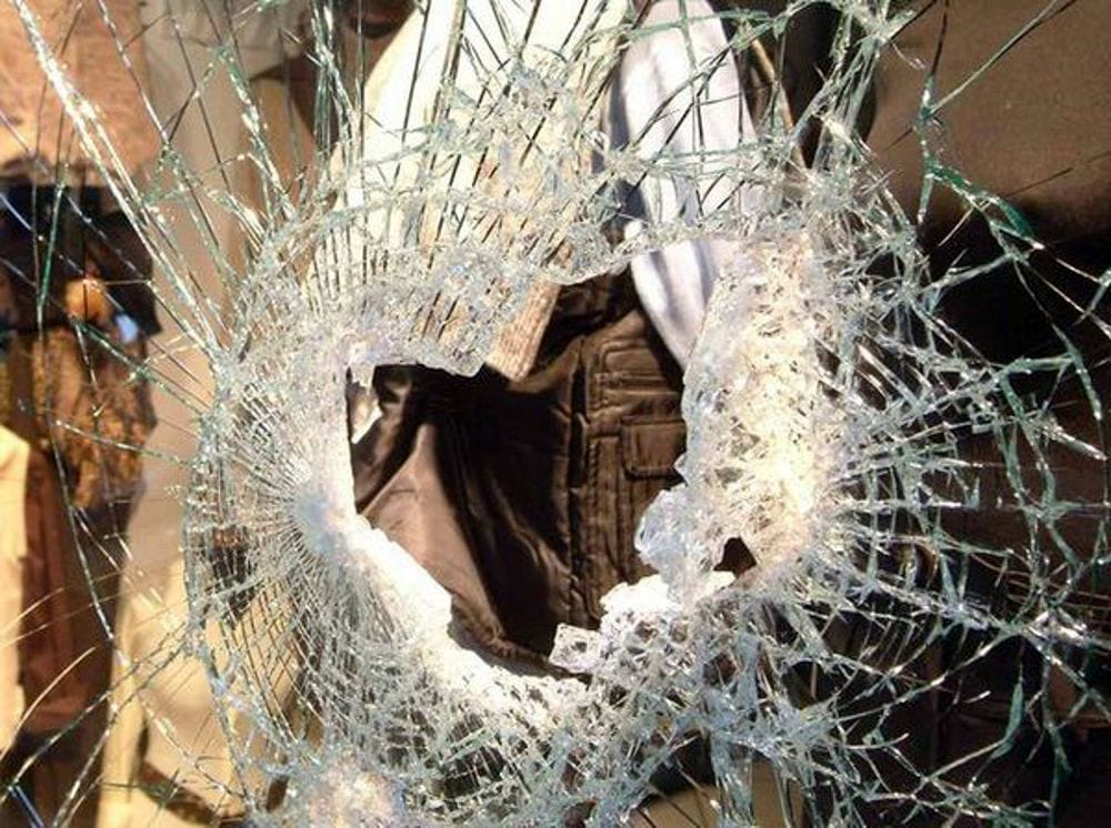Tanta paura a Palinuro: auto in retromarcia sfonda le vetrine di un negozio
