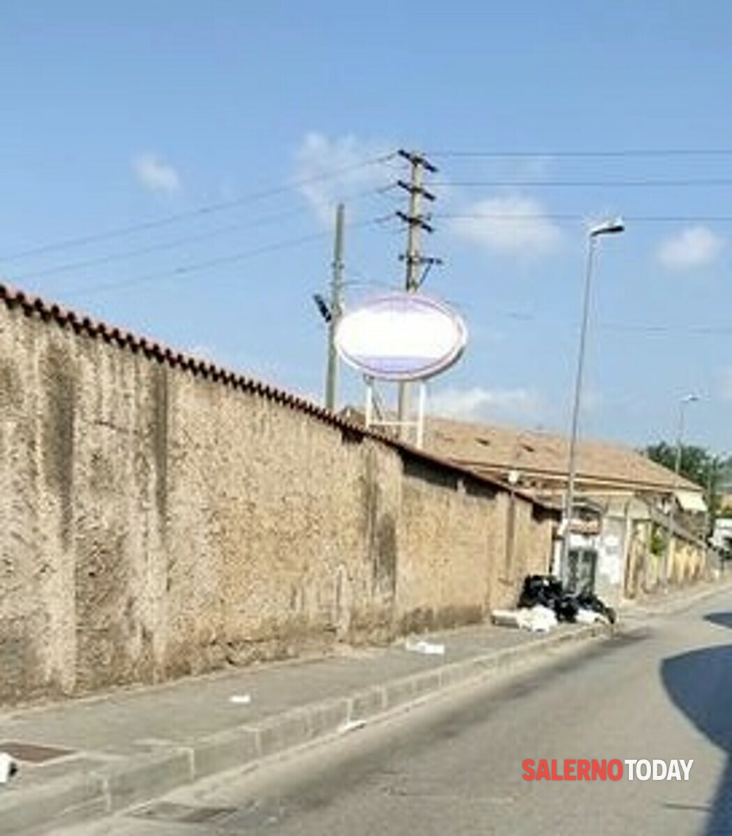 Degrado a Salerno: micro discarica in via Giulio Pastore, la denuncia