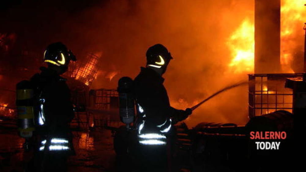 Incendio ad Agropoli, auto e mini-box distrutti dalle fiamme: si segue la pista dolosa