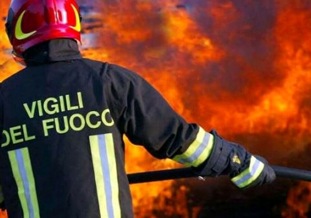 Vegetazione in fiamme sulla Via del Mare: evacuate alcune case ad Agropoli