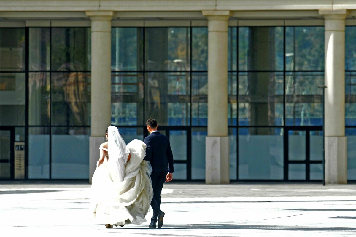 Piazza della Libertà: smentita la multa al pedone, intanto sposi, turisti e politici entusiasti dell’opera