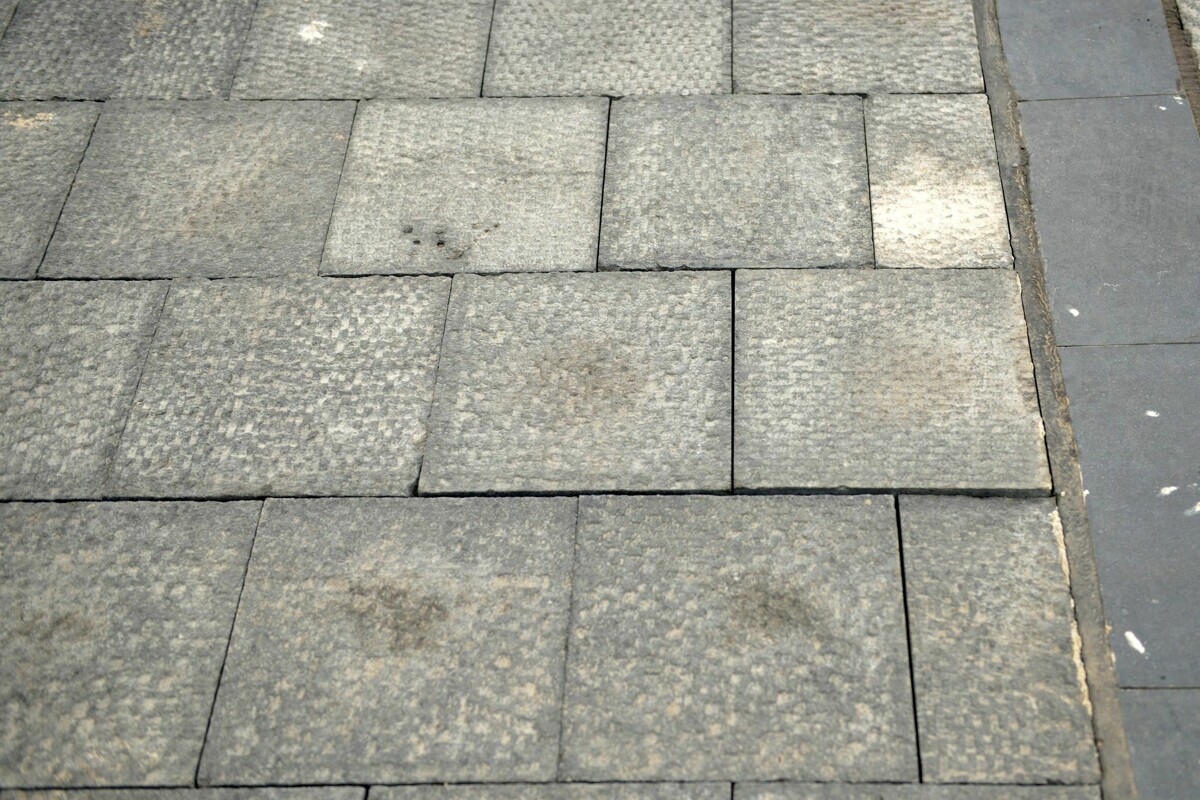 Piazza della Libertà: pavimentazione sconnessa in alcuni punti, la segnalazione