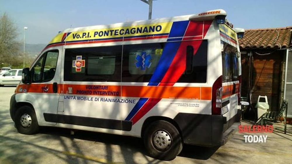 Incidente tra auto a Pontecagnano: due giovani finiscono al Ruggi