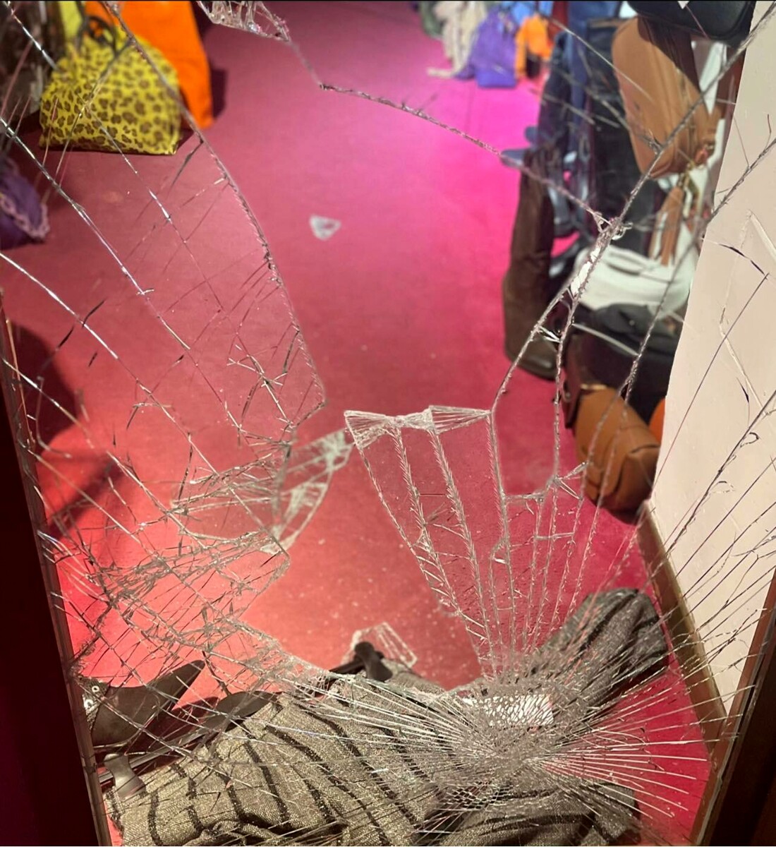 Ladri in pieno centro a Salerno: furto al Luxury Shoes, danni alla vetrina