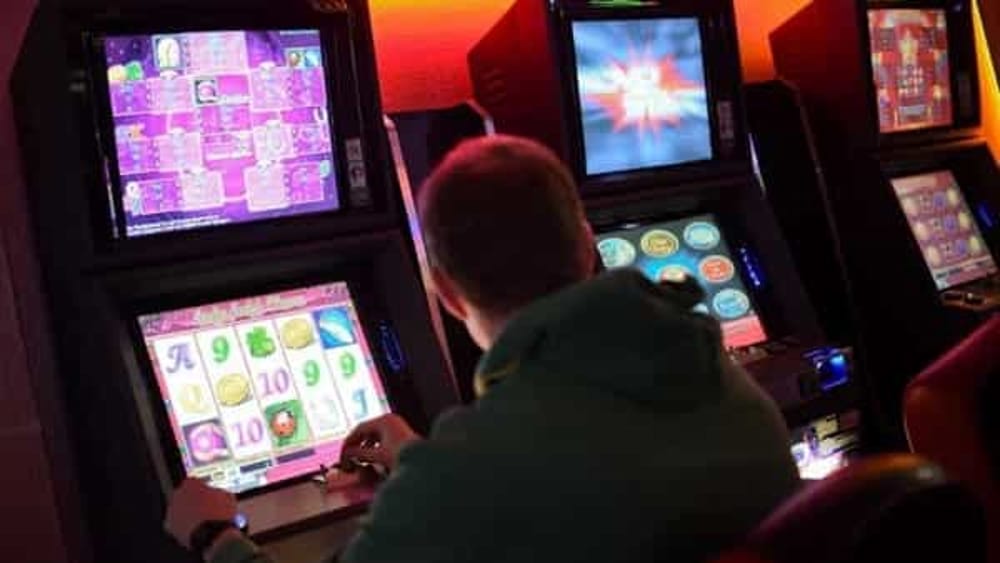 Svuotava le slot machine con il trucco del “pesciolino”: arrestato 19enne salernitano