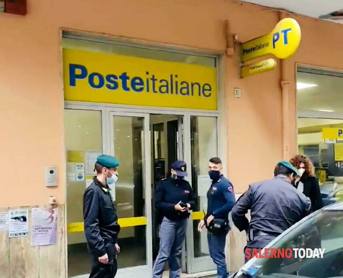Salerno, assalito portavalori davanti alle Poste: vigilantes colpito alla testa