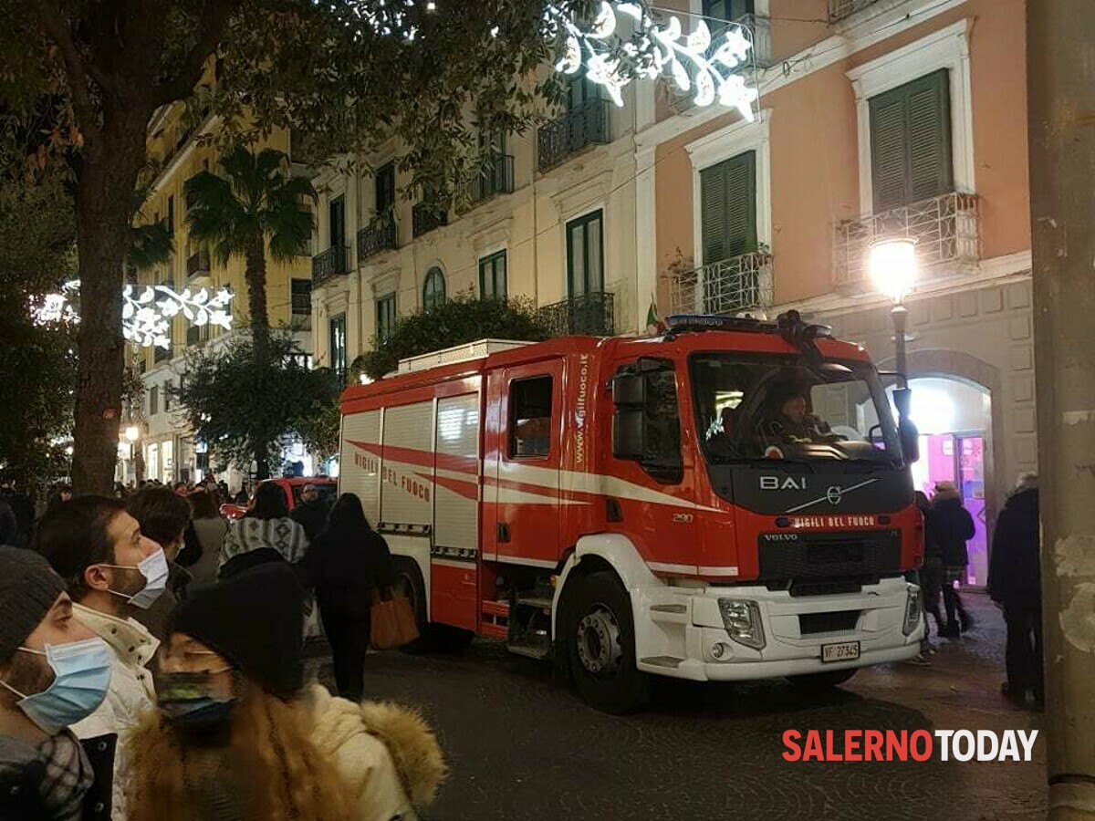 Salerno, uomo blocco in ascensore: intervengono i vigili del fuoco