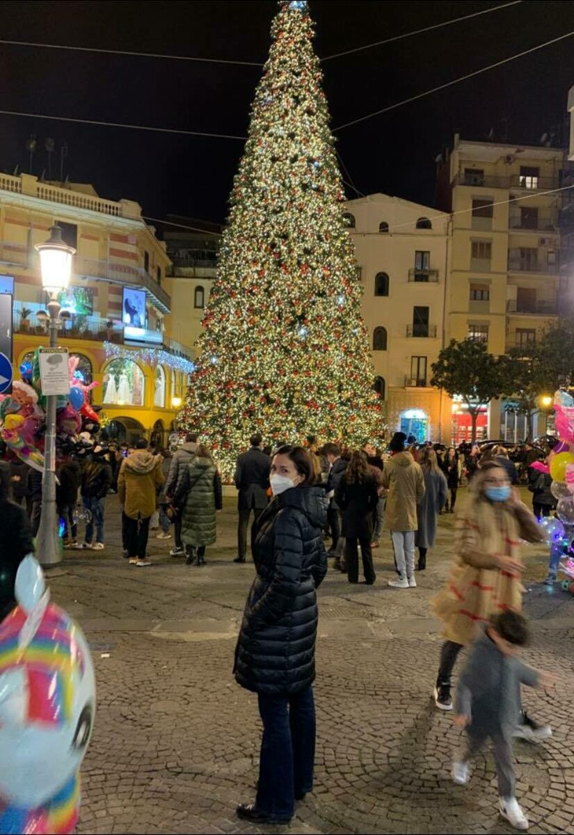 Natale 2021, Mara Carfagna a passeggio sul Corso di Salerno