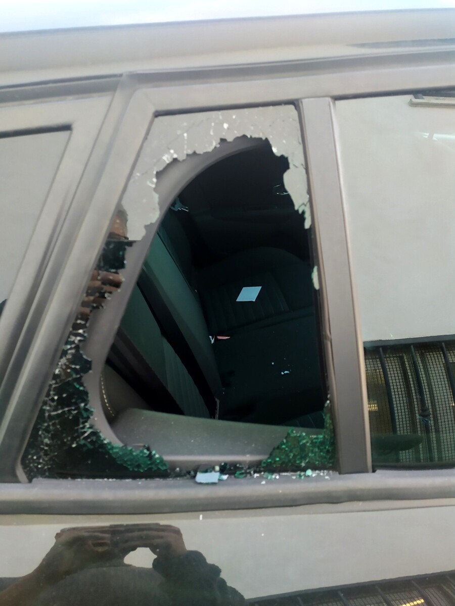 “Hanno rotto il vetro dell’auto per derubarmi”: la denuncia di un cittadino di Angri