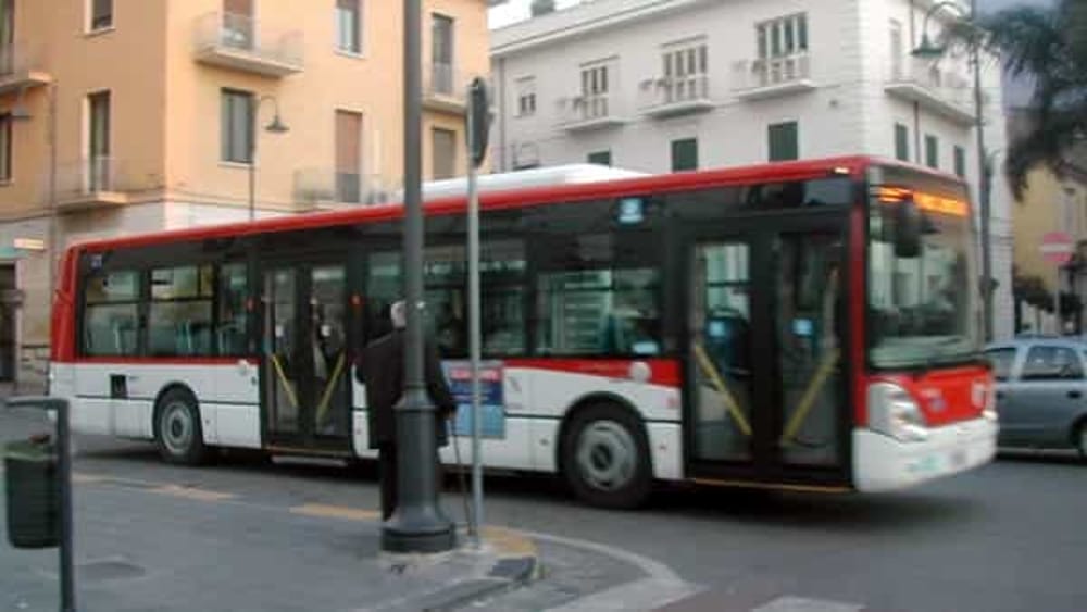Conducente aggredito su un pullman di linea: Busitalia convoca un incontro urgente