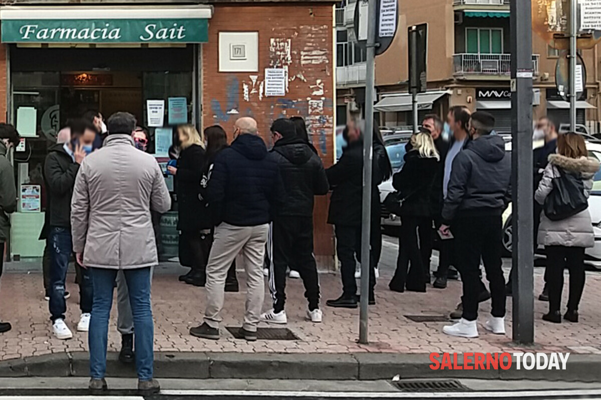 Natale a Salerno: corsa ai tamponi davanti alle farmacie