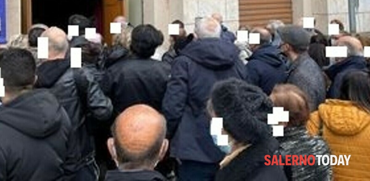 In fila per il vaccino a Pastena: proseguono i disagi, protestano gli utenti