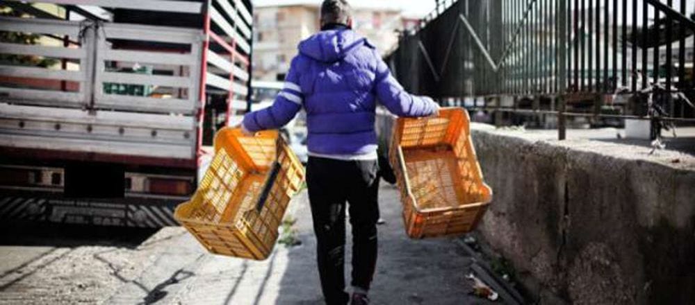 Sicurezza stradale in litoranea: giubbotti donati ai migranti, a Pontecagnano