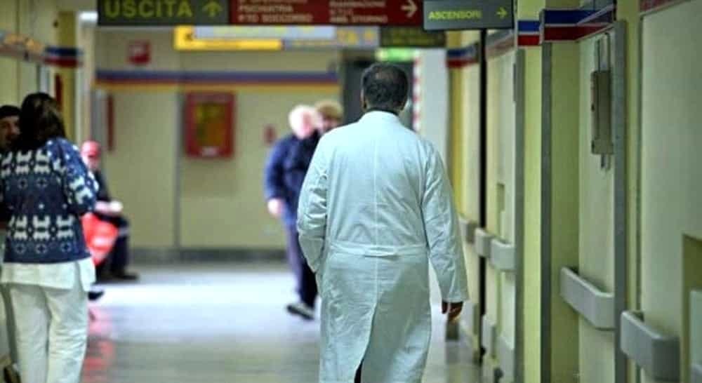 “Caccia” al personale sanitario non vaccinato: altri 7 medici sospesi al Ruggi di Salerno, le verifiche continuano