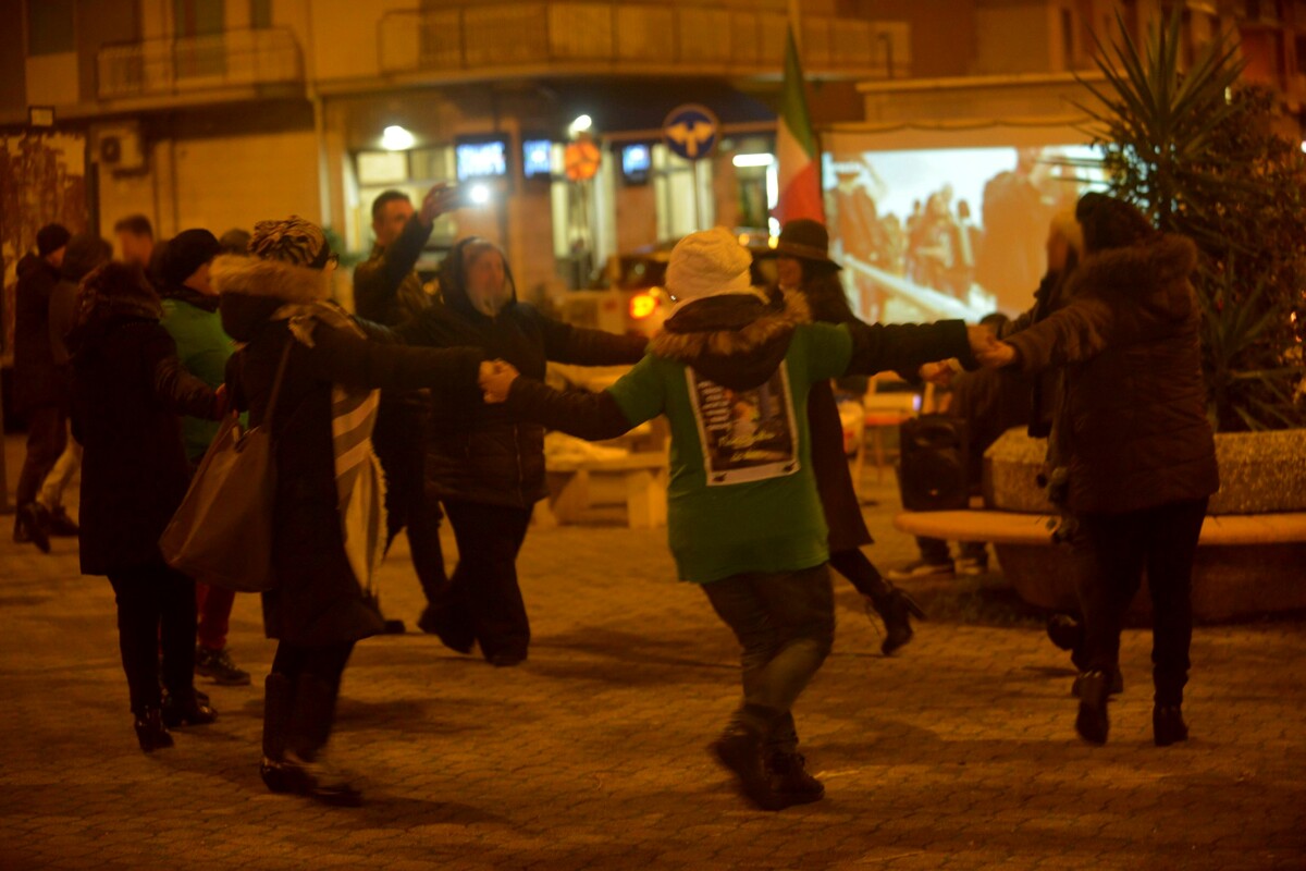 Ultima chiamata per #restiamo“Umani”: i no Green pass si incontrano in piazza Santelmo e danno appuntamento all’anno nuovo