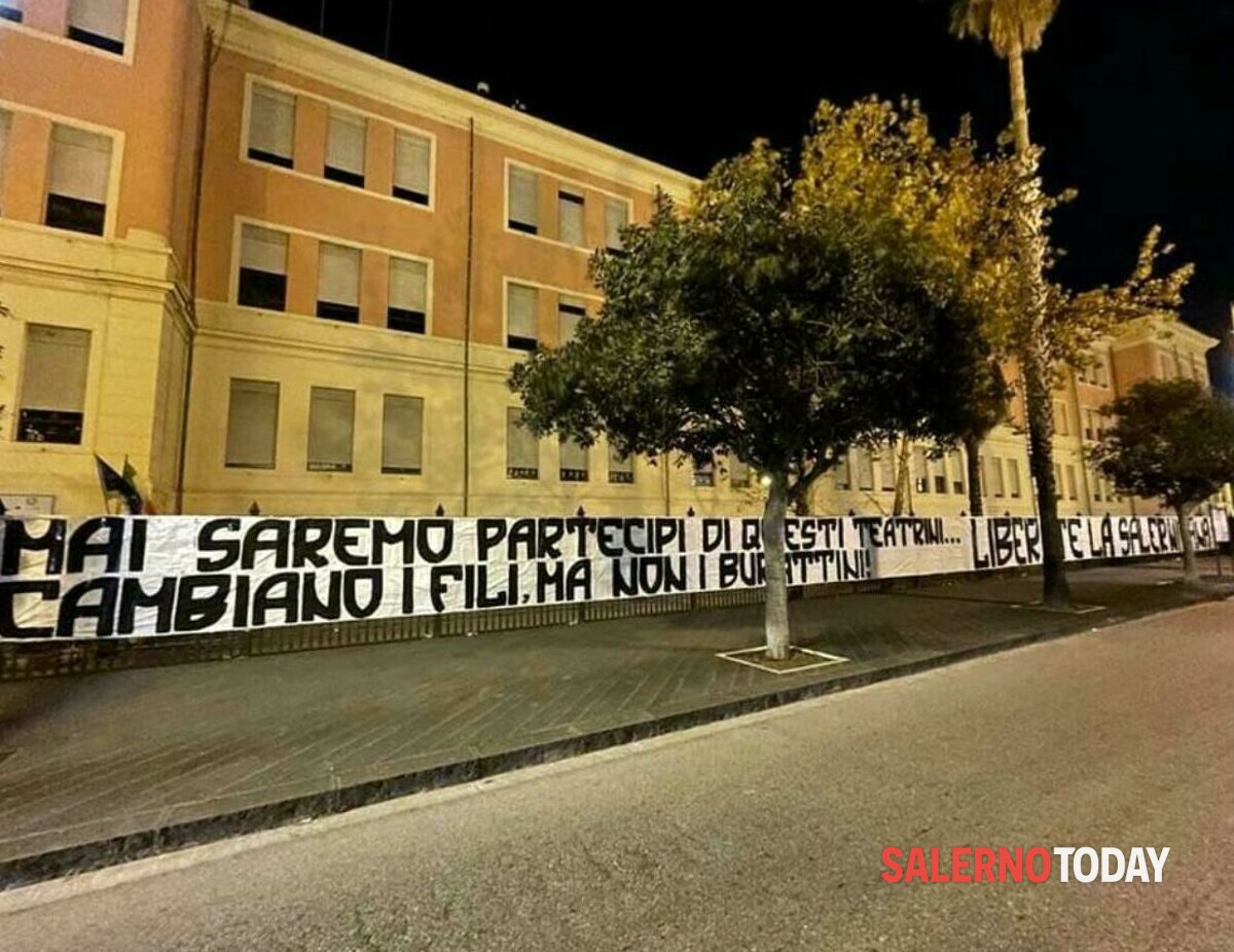 Caos Salernitana, gli ultras scendono in campo: striscioni e contestazione in città