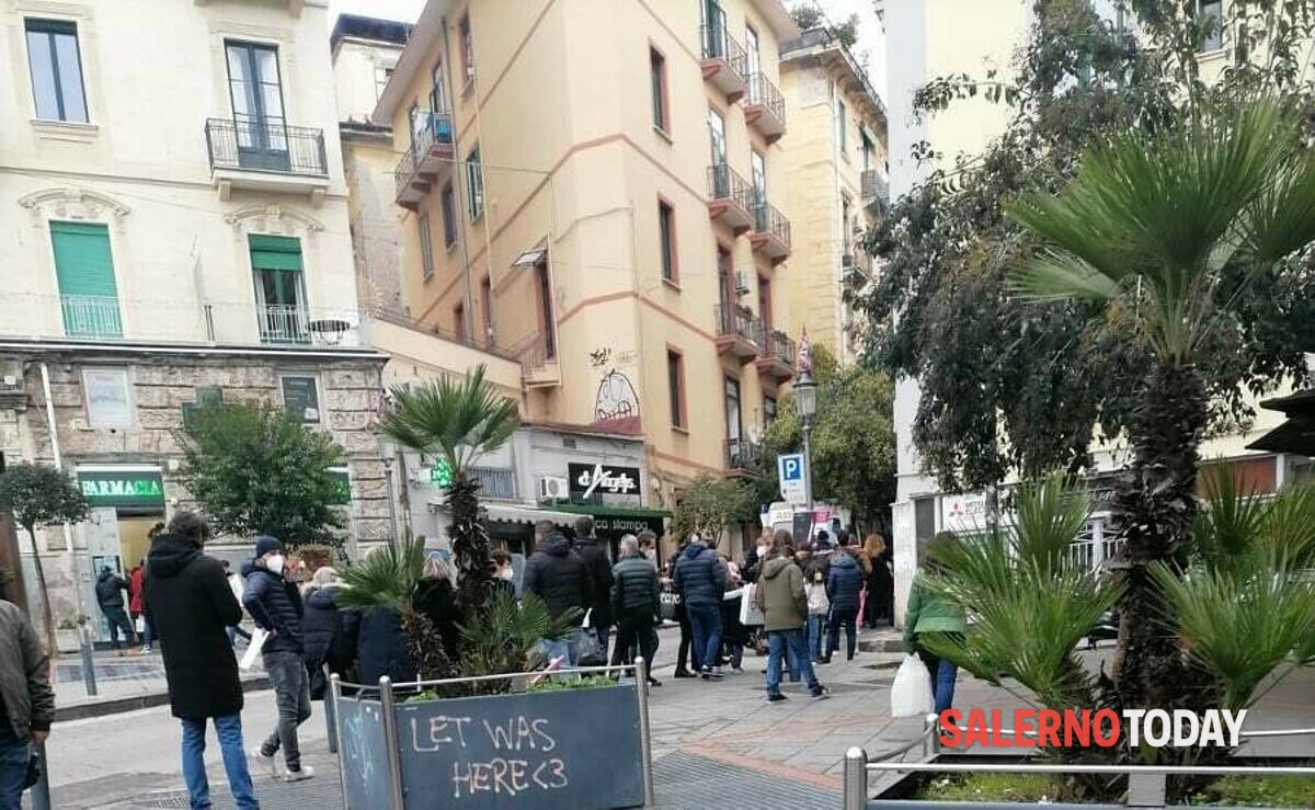 Vigilia di Natale a Salerno: corsa ai tamponi prima del cenone, farmacie prese d’assalto