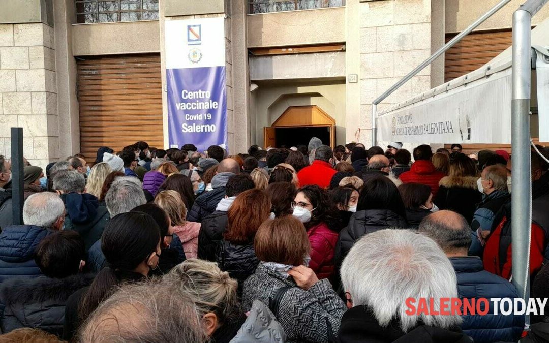 Caos vaccini a Salerno, summit tra Asl e Comune: hub aperti di mattina e partono le prenotazioni