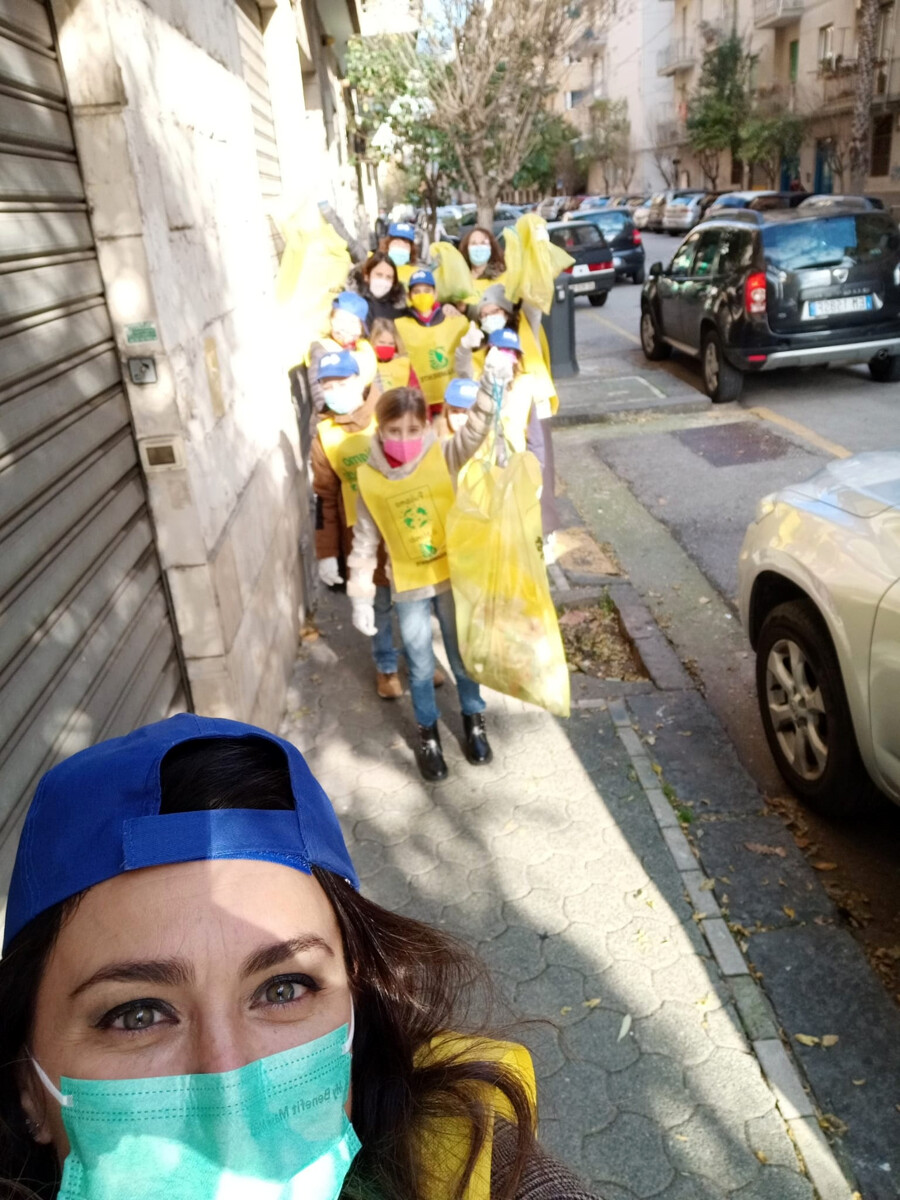 Clean up Day a Salerno, piccoli ambientalisti puliscono le strade imparando l’inglese
