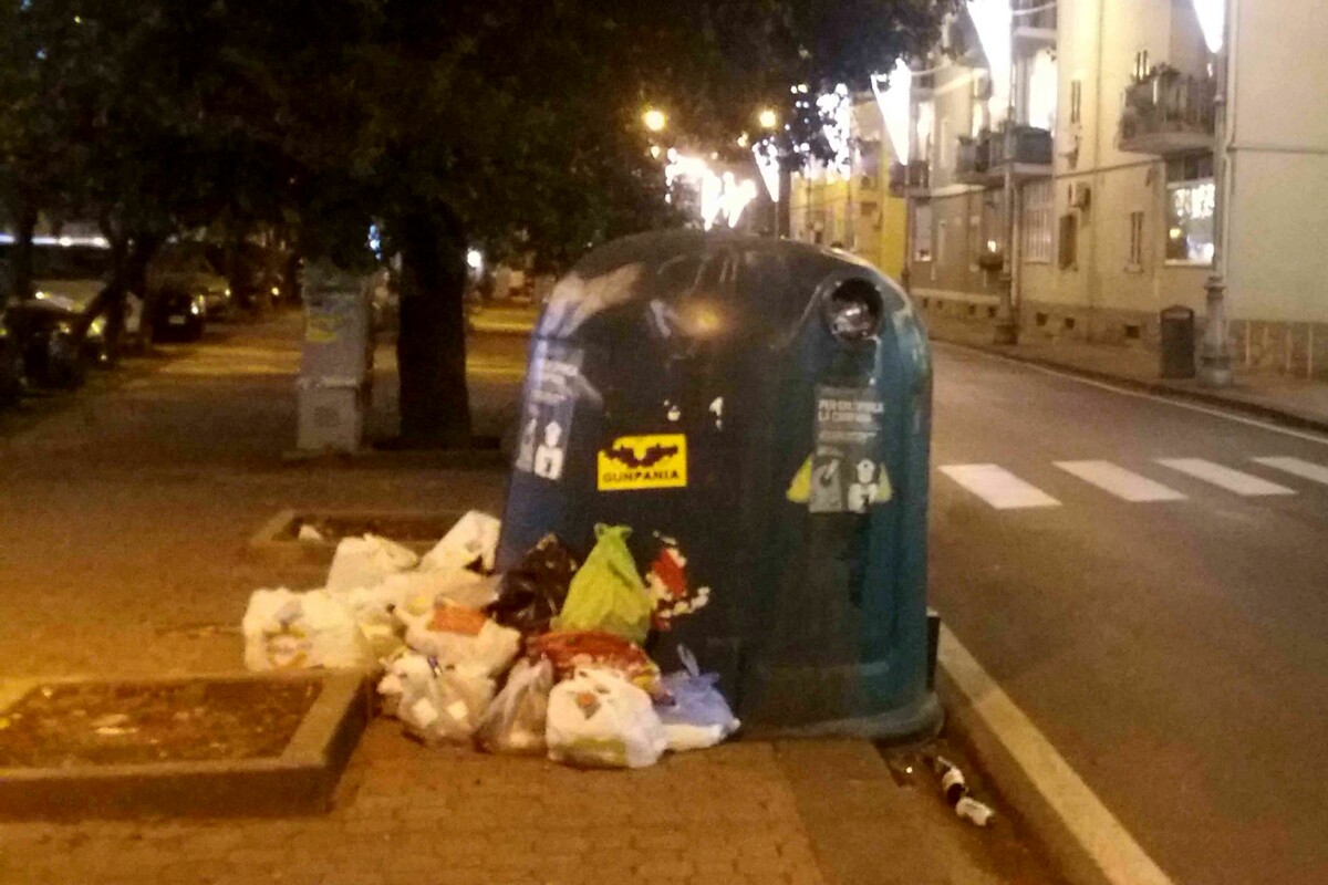 “Impennate pericolose” e campane stracolme: Salerno preda di vandali e incivili