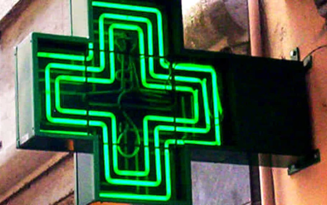 Faceva tamponi rapidi ai clienti: nei guai farmacista di Vietri radiato dall’Ordine