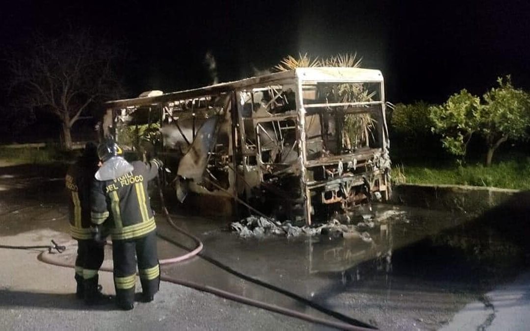 Battipaglia, furgone di paninoteca distrutto dalle fiamme: si indaga