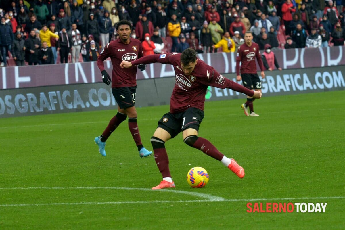 La favola granata di Zortea: primo gol in A davanti a Rocco Hunt e Cannavaro